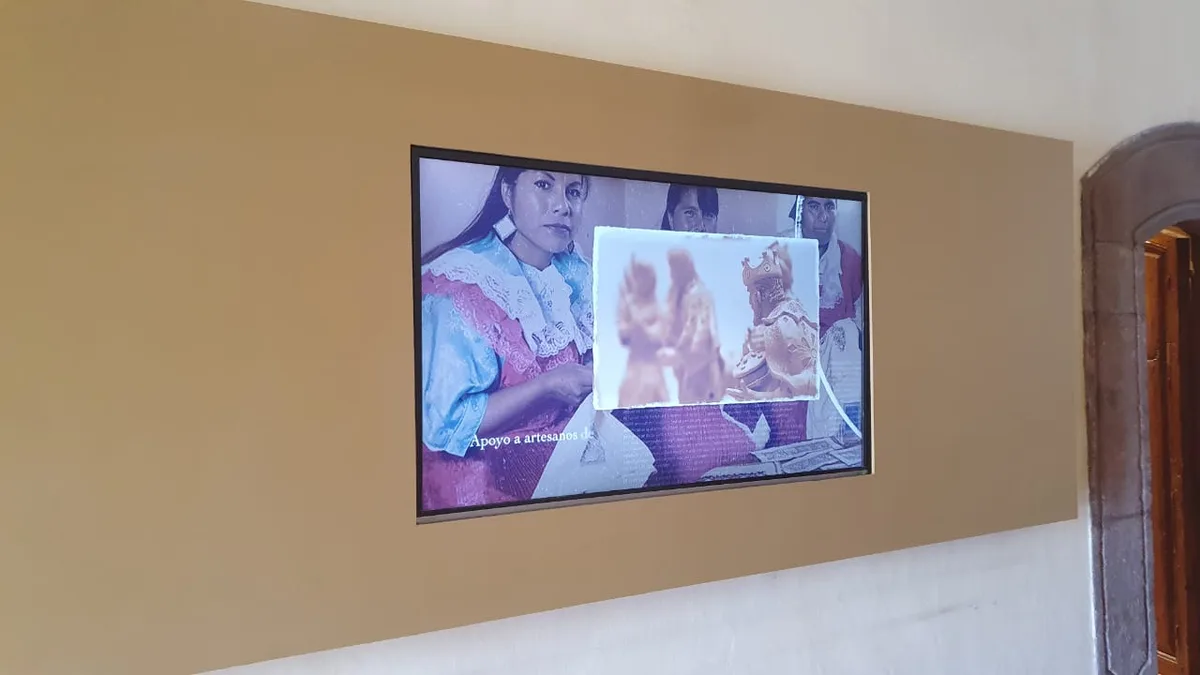 Pantalla audiovisual incorporada a un muro expositivo.