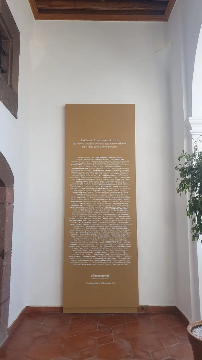 Área interpretativa con recursos gráficos y mobiliario integrado.