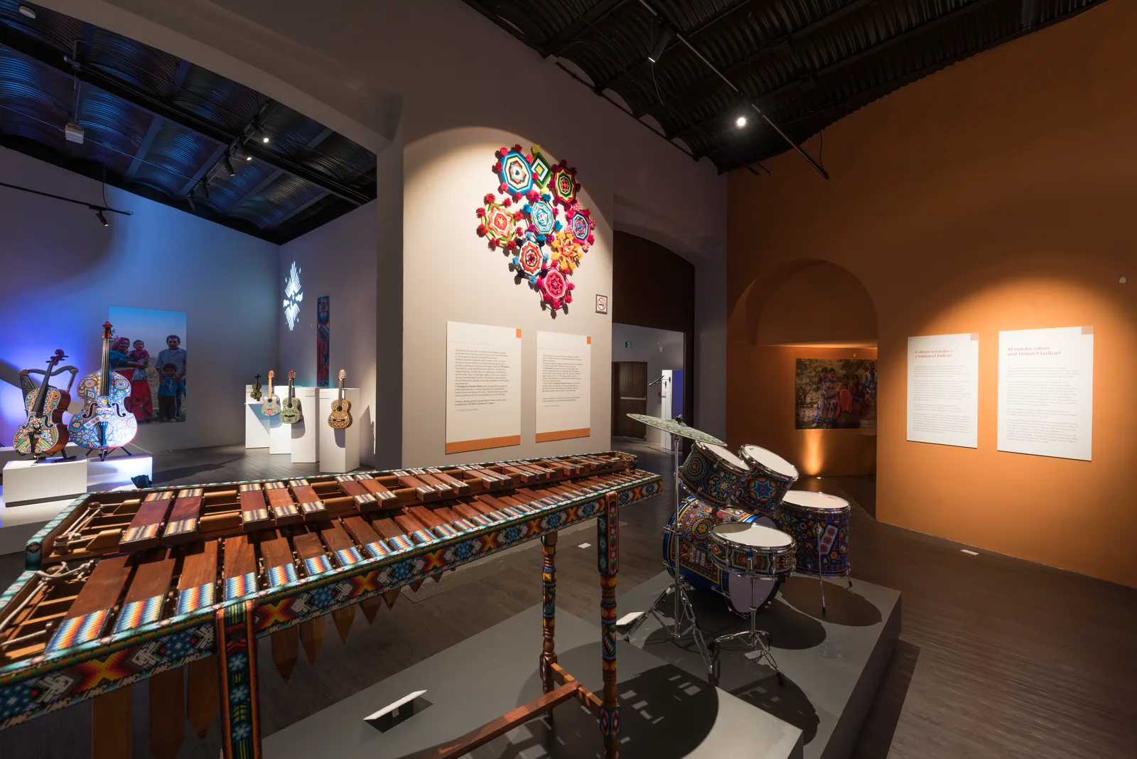 Marimba e instrumentos decorados en la exposición.