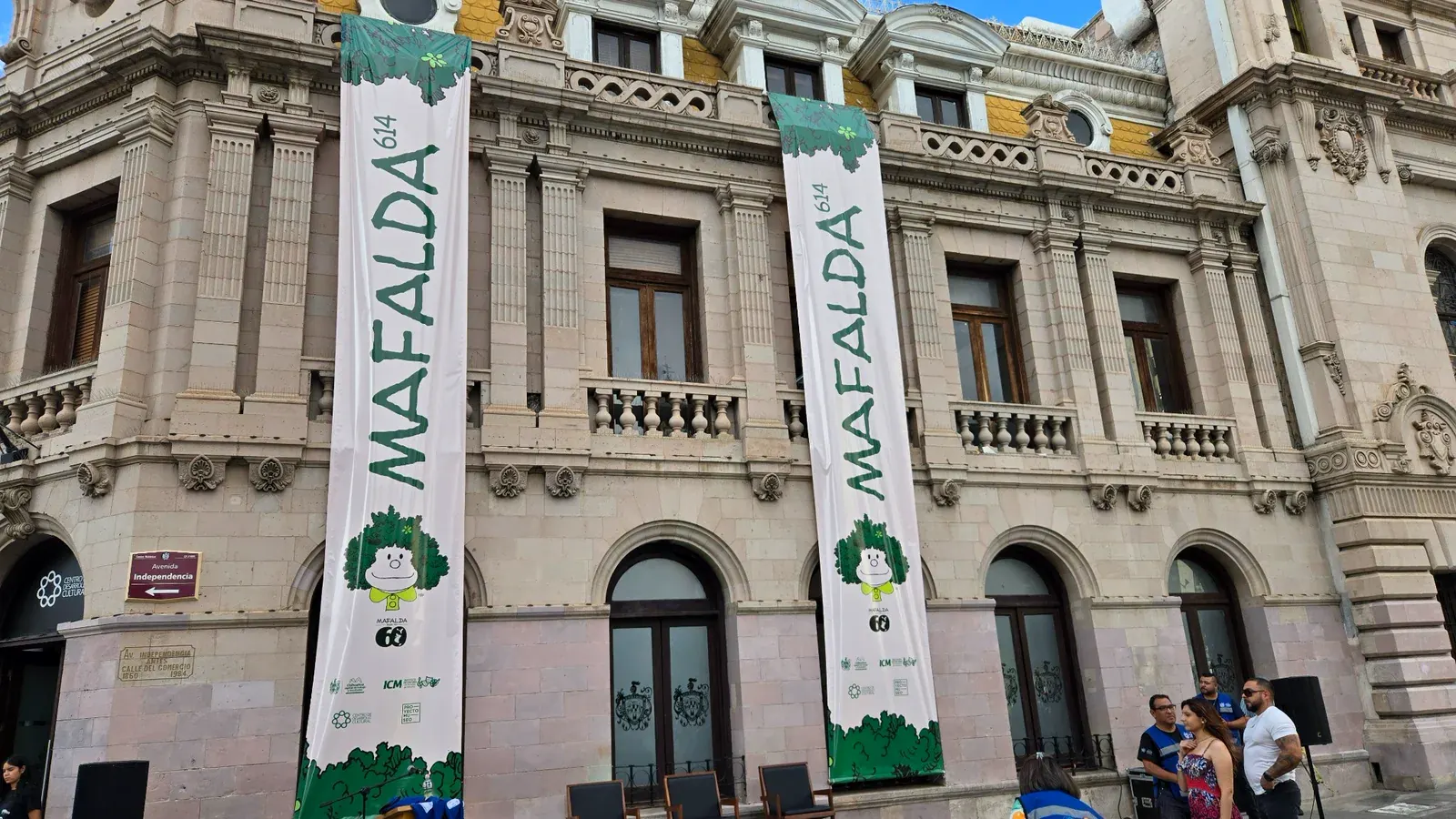 Fachada del Centro de Desarrollo Cultural con pendones de Mafalda 614