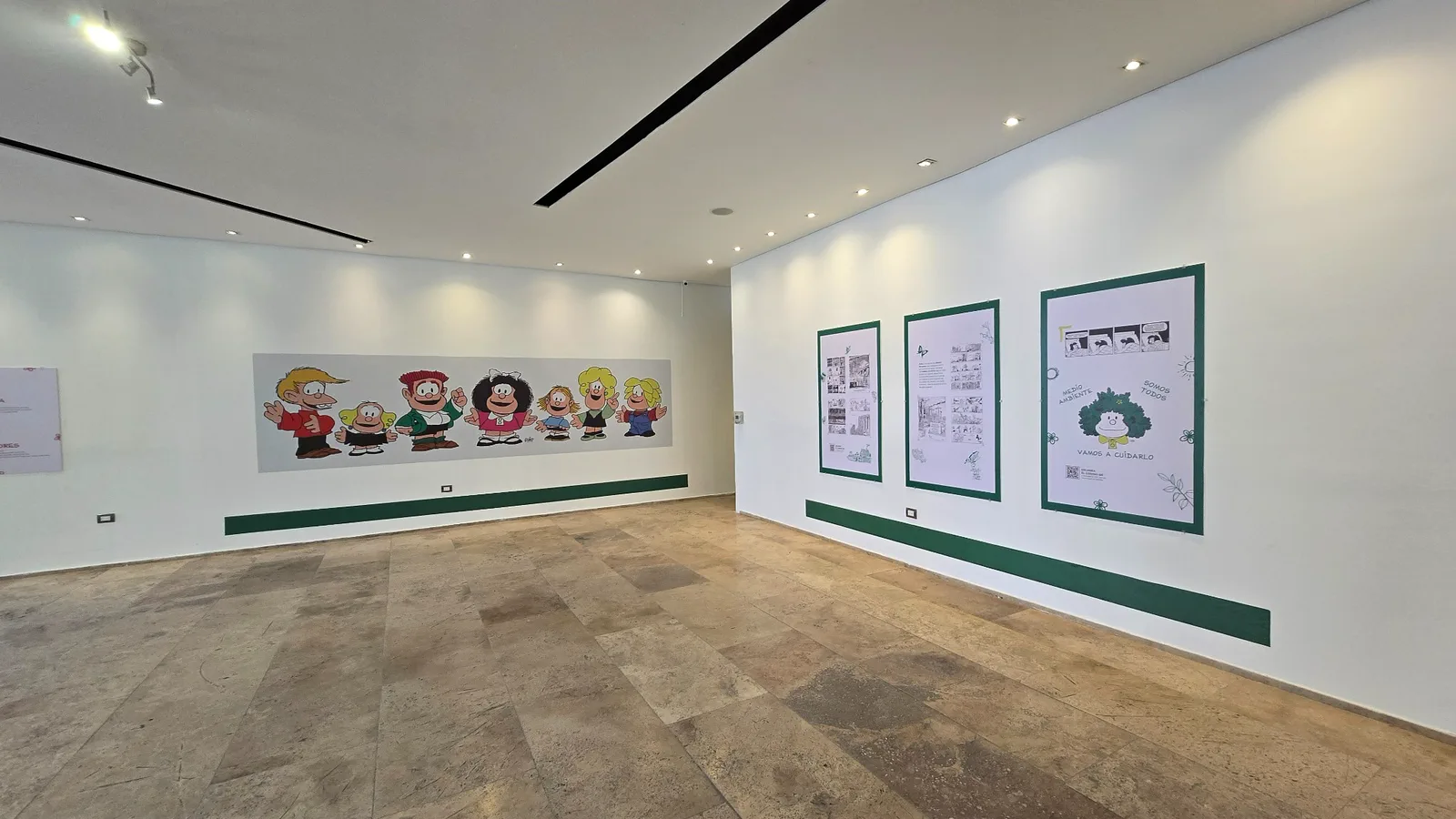 Sala de Mafalda 614 con gráfica e historietas en muro