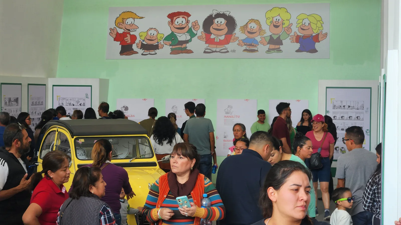 Visitantes recorriendo Quino, Mafalda y el Medio Ambiente en La Constancia Mexicana.