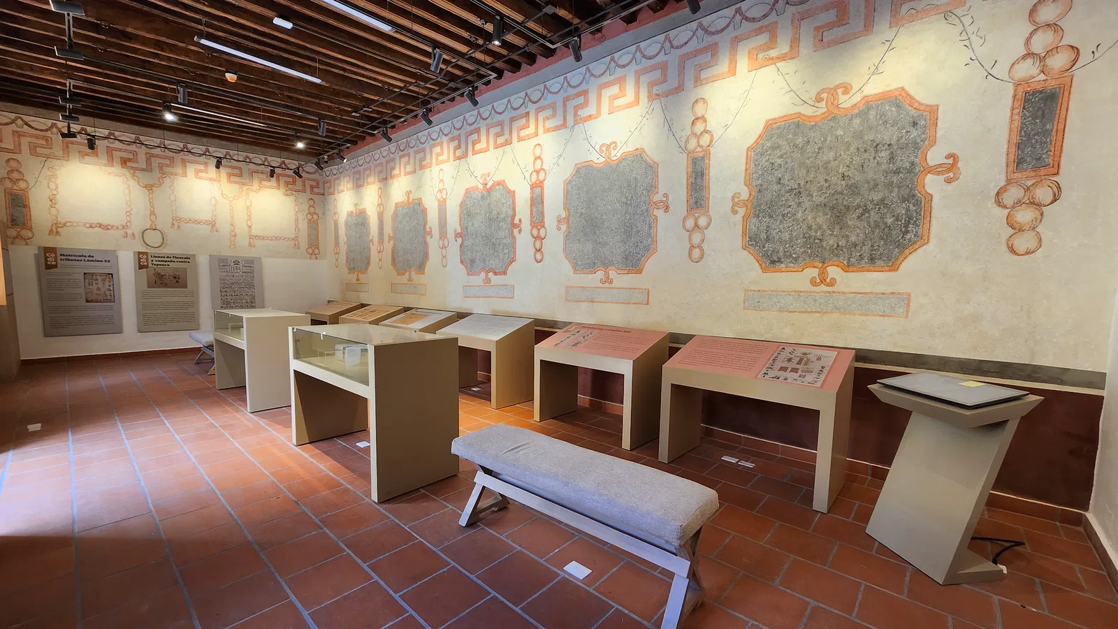 Sala del Museo Regional de Tepeaca con mesas interpretativas y gráfica mural.