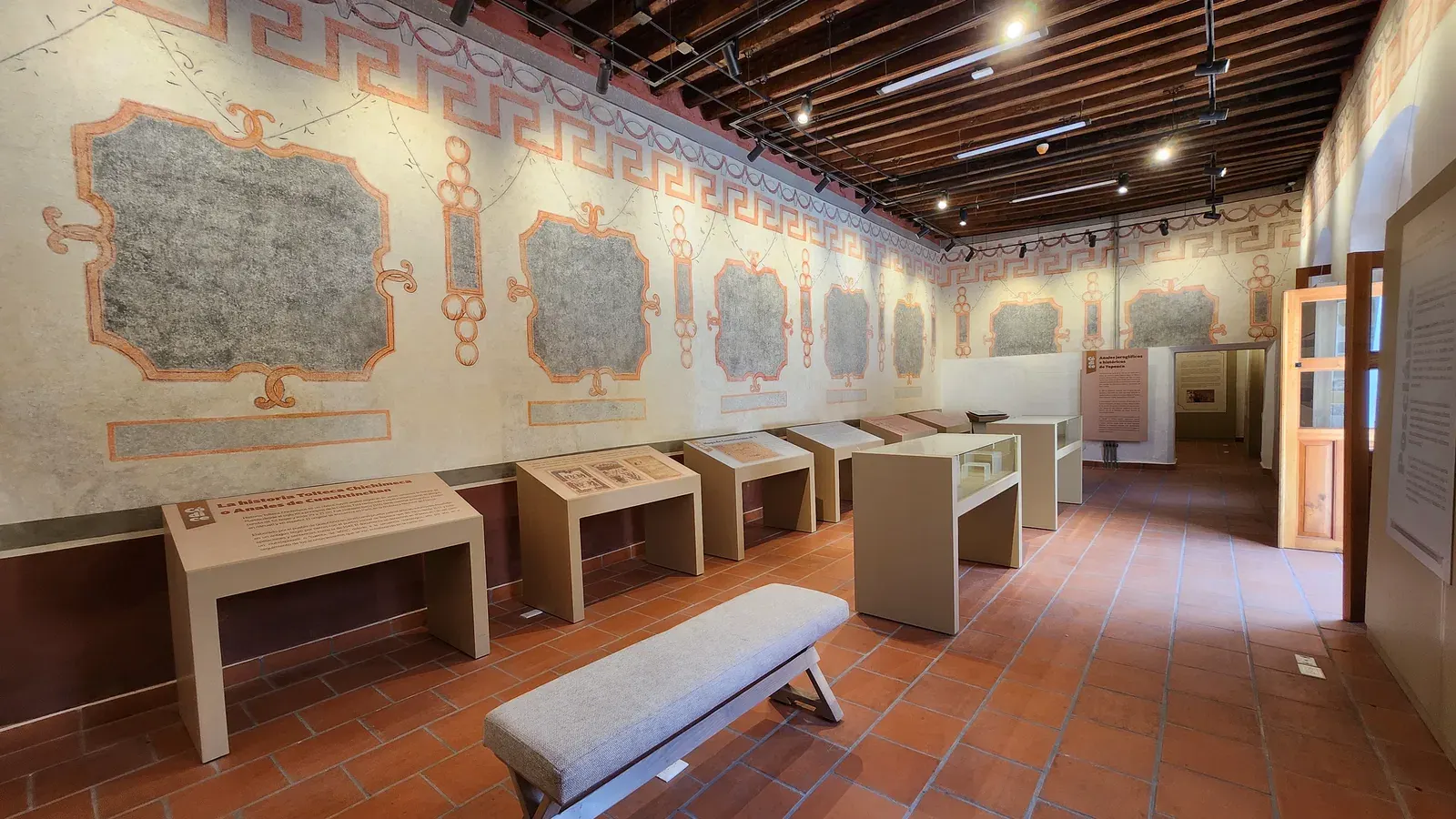 Vista longitudinal de sala en el Museo Regional de Tepeaca.
