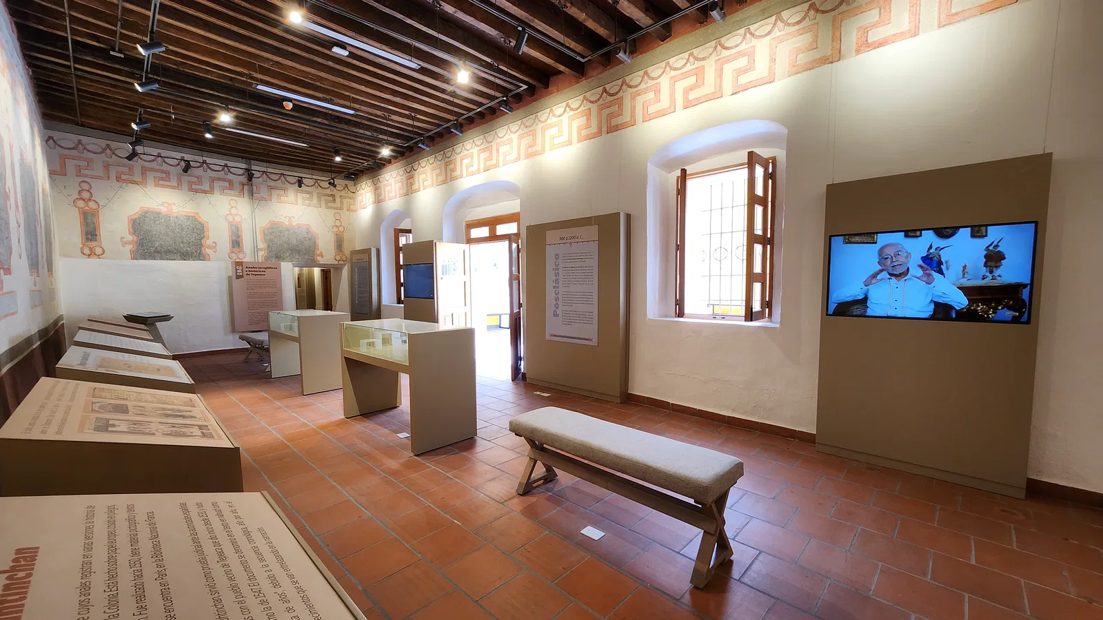 Sala del Museo Regional de Tepeaca con pantalla audiovisual.