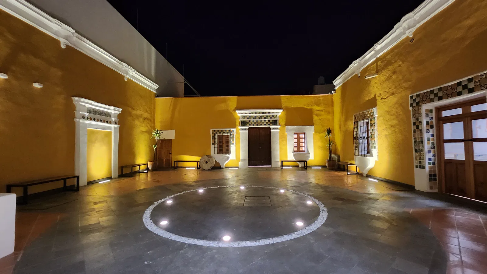 Patio del Museo Regional de Tepeaca con iluminación integrada.
