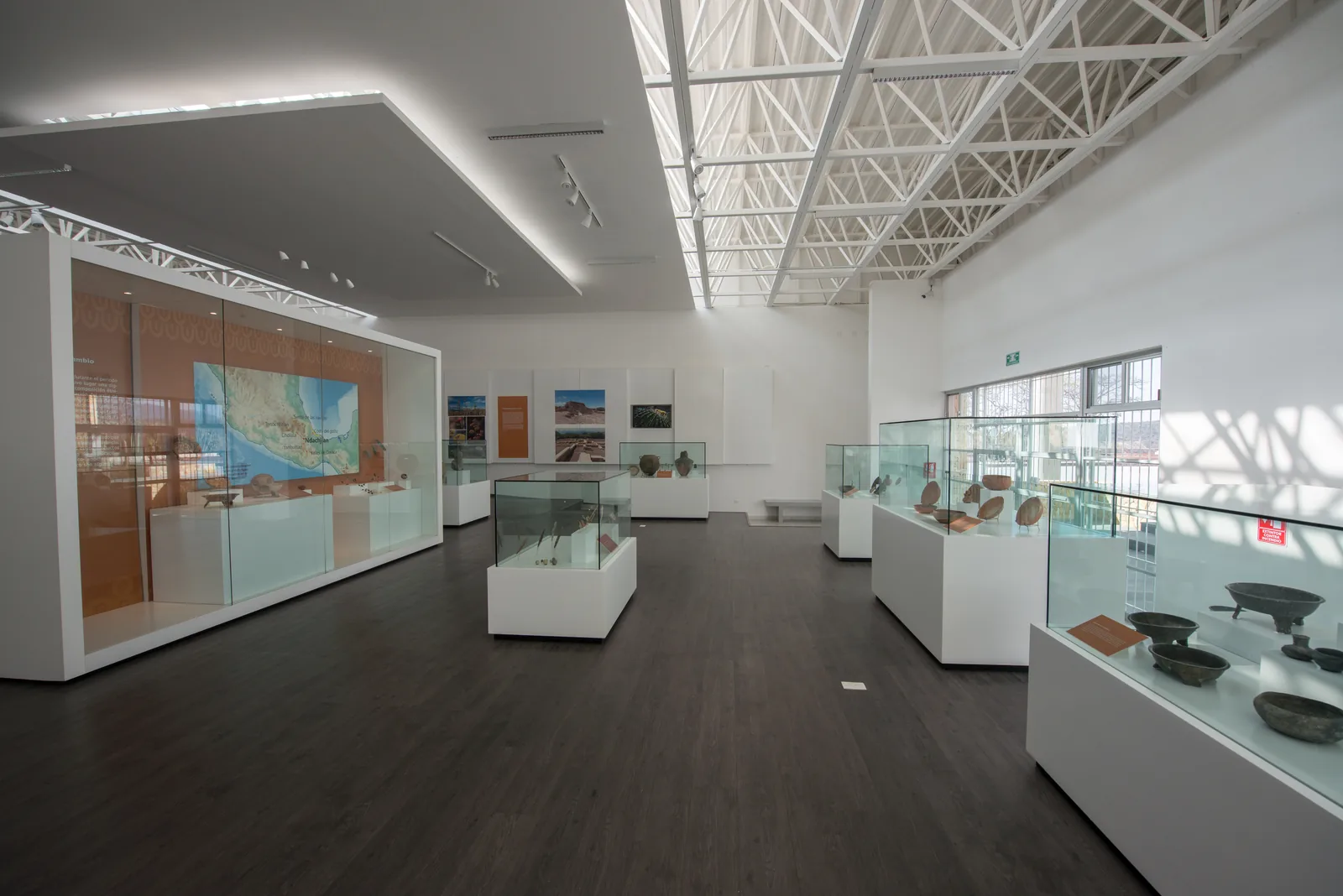 Sala del Museo de Sitio de Tehuacán el Viejo con luz natural y piezas arqueológicas