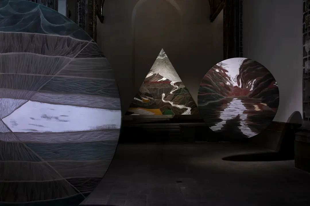 Instalación con superficies circulares y triangular en Ex Teresa Arte Actual.